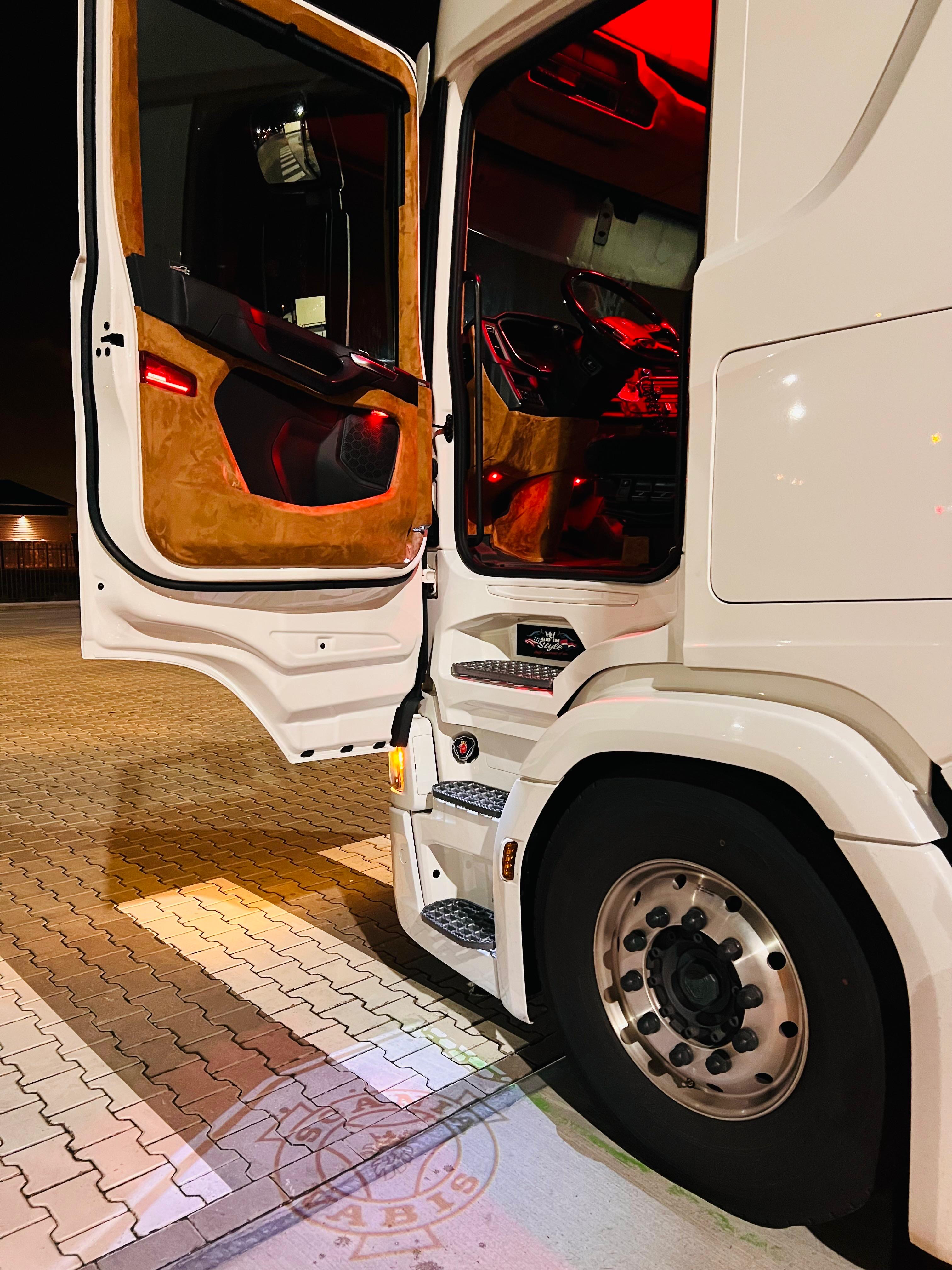 Logistiek warehouse met vrachtwagens